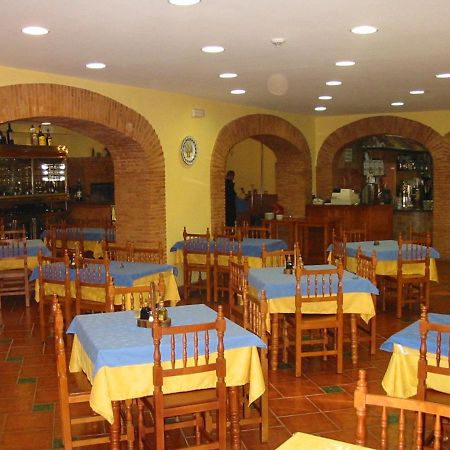 Hostal-Restaurante El Paisano Guadalema de los Quinteros ภายนอก รูปภาพ