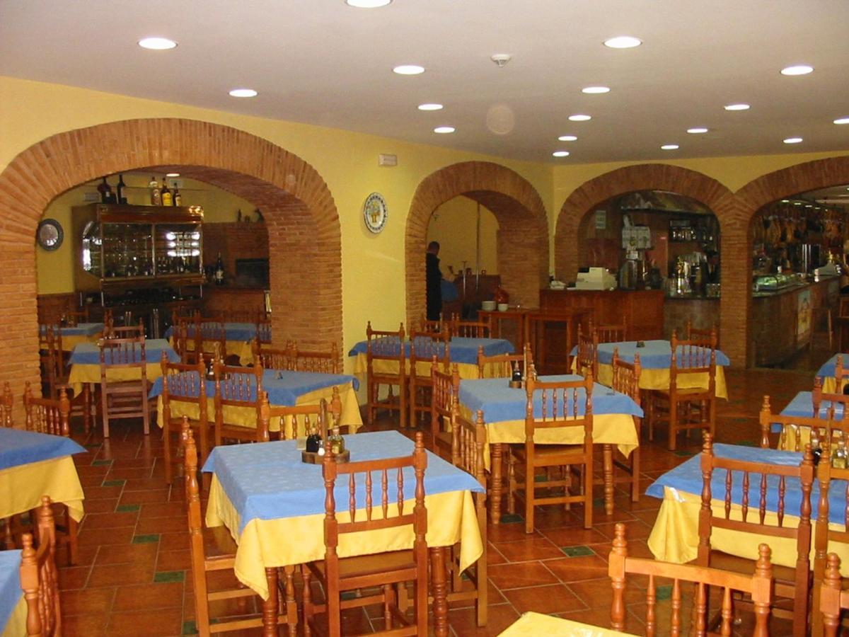 Hostal-Restaurante El Paisano Guadalema de los Quinteros ภายนอก รูปภาพ